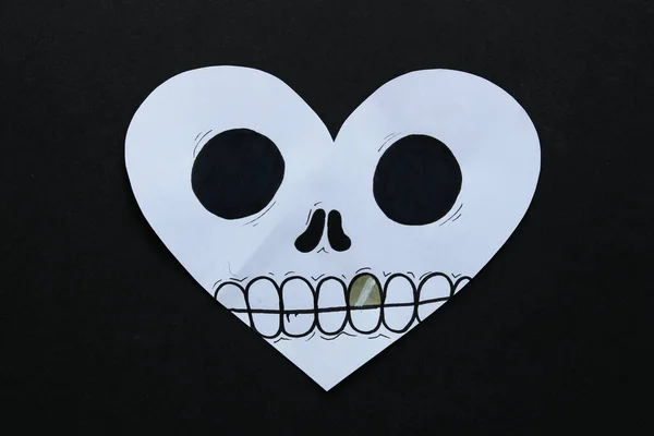 Μια Κάρτα Αποκριών Σχήμα Καρδιάς Ένα Πρόσωπο Κρανίου Μαύρο Φόντο — Φωτογραφία Αρχείου