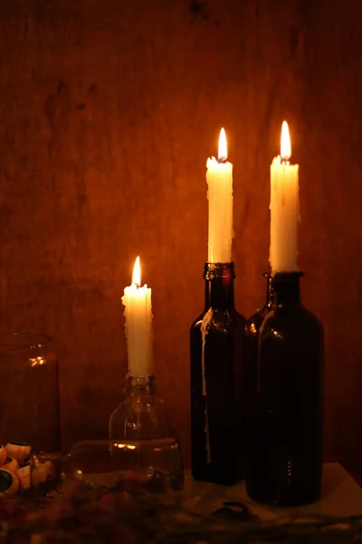 Halloween Stillleben Mit Brennenden Kerzen Getrockneten Blumen Und Einem Glas — Stockfoto