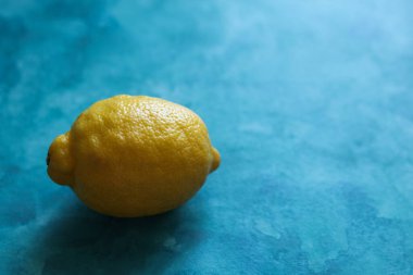 Mavi suluboya arka planda parlak sarı limon