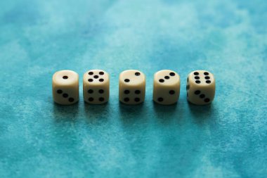 mavi bir suluboya zarı üzerinde krem rengi zarları