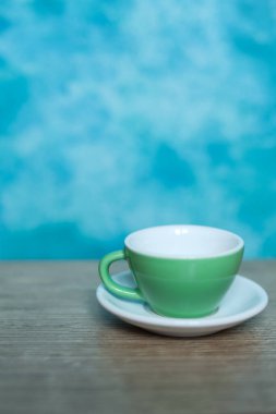 Kahve fincanı ahşap masa ve mavi duvar arkaplanı, stok fotoğrafı