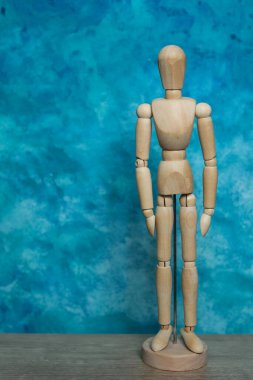 Mavi arka planda tahta manken. Metin için alanı kopyala