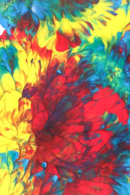 Mavi, kırmızı ve sarı tonlarda akrilik boyanın soyut arkaplanı.