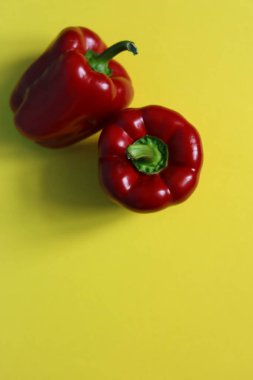Renkli arka planda iki kırmızı dolma biber. Kapat..