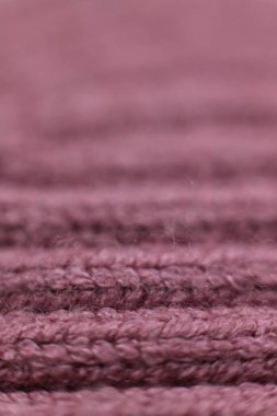 Örülmüş pembe kumaş dokusu arkaplanını kapat. Makro çekim.