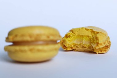 Beyaz arka planda makaronlar. Kapatın. Boşluğu kopyala.