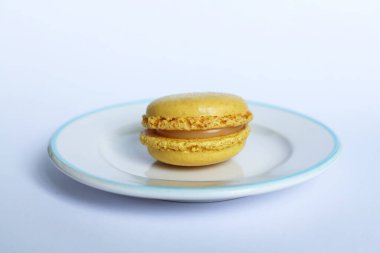 Beyaz arka planda bir badem kurabiyesi. Yakın plan..