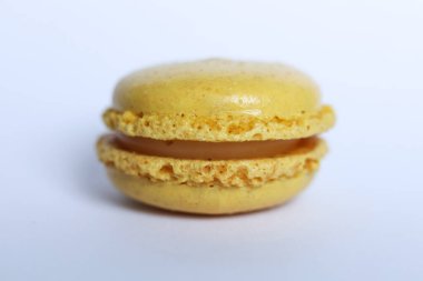 Beyaz arka planda bir badem kurabiyesi. Yakın plan..