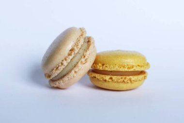 Beyaz arka planda tatlı ve lezzetli Fransız kurabiyeleri.