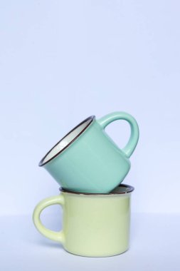 Beyaz arka plan üzerinde izole renkli kahve bardağı