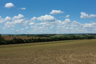 Tarlaları ve mavi gökyüzü olan tarım arazisi.