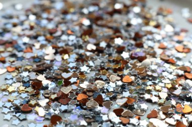 Beyaz arka planda bir sürü küçük parlak pullar