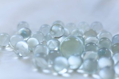 Beyaz arkaplanda cam bilyeleri temizle, yakın plan, seçici odak