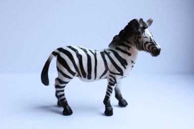 Beyaz arka planda zebra oyuncağı