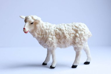 Beyaz arkaplanda koyun figürü, yakın plan 