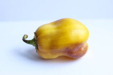 Beyaz arka planda sarı biber. Pişirmek için sebzeler. Kapat.