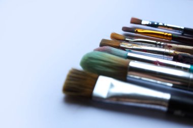 Beyaz arka planda boya fırçaları. Üst manzara, düz uzanma.