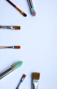 Beyaz arka planda boya fırçaları. Üst manzara, düz uzanma.