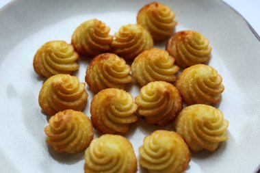 Beyaz bir tabakta patates öpücüğü, yakın plan..