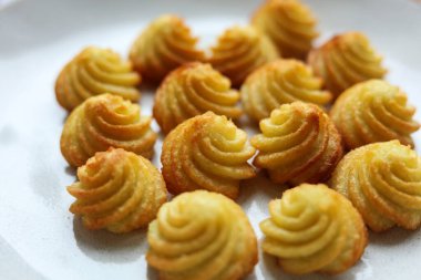 Beyaz bir tabakta patates öpücüğü, yakın plan..