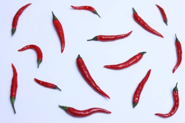 Beyaz arka planda kırmızı kırmızı kırmızı biber. Düz yatış, üst görünüm