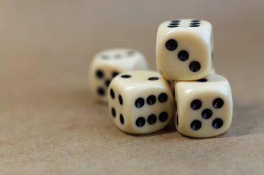 Sığ alan derinliği ve kopyalama alanı olan bej arkaplan üzerindeki zarlar