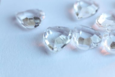 Beyaz arka planda elmaslar. Sığ alan derinliğine sahip makro fotoğraf.