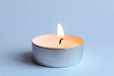 Işık arkaplan üzerinde mum, yakın plan, metin için boşluk