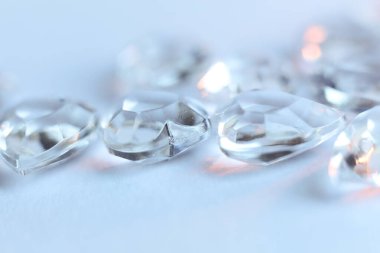 Beyaz arka planda elmaslar. Sığ alan derinliğine sahip makro fotoğraf.