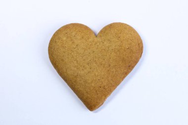 kalp şeklindeki kurabiye beyaz arkaplan üzerinde izole