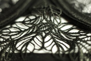 Doku, arka plan, desen. Dantelli siyah kumaş. Beyaz arkaplanda siyah dantel