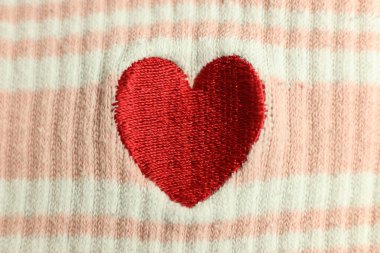 Beyaz bir kumaşta kırmızı bir kalp. Sevgililer Günü geçmişi