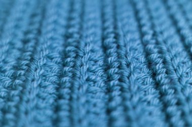 Arka plan olarak gök mavisi örülmüş kumaş. Resmi kapat..