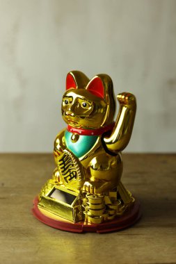 Çin altını maneki neko kedisi, şansın sembolü.
