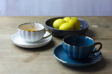 Tahta masada çay ve limon, durgun bir hayat.