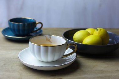 Tahta masada çay ve limon, durgun bir hayat.