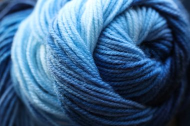 Arka plan olarak mavi yün lekeleri, yakın plan. Örgü örmek için iplik