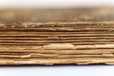 Beyaz arka plan üzerine eski bir kitap. Yakın plan. Sığ DOF.