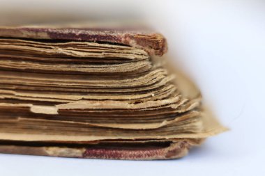 Beyaz arka plan üzerine eski bir kitap. Yakın plan. Sığ DOF.