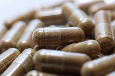 Bir yığın kahverengi hapın yakın plan çekimi, sığ alan derinliği