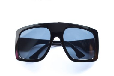 Beyaz arkaplanda izole edilmiş güneş gözlükleri. 