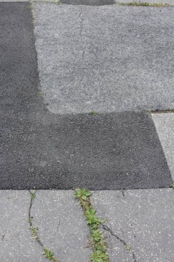 çatlak ve yamalı asfalt kaldırım