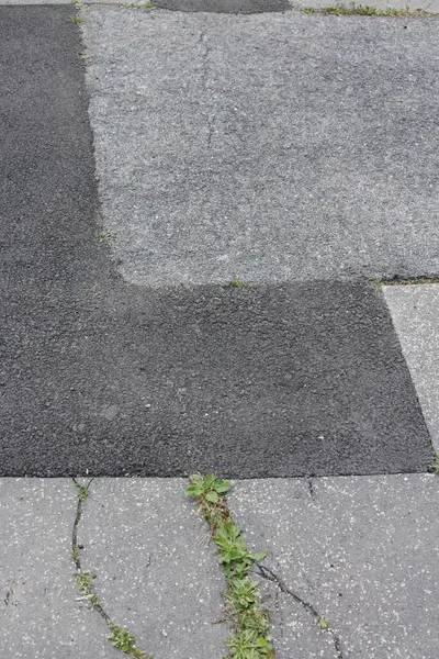 çatlak ve yamalı asfalt kaldırım