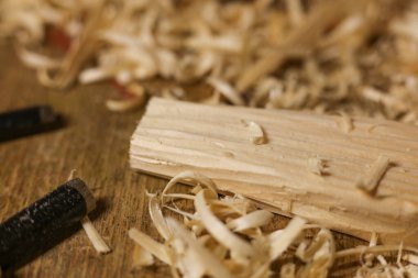 Marangozun tezgahı, ahşap talaşı, yakın plan.