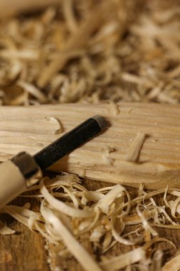 Ahşap bir masada talaşlı ahşap işçiliği aletleri. Yakın plan..
