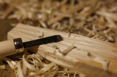 Ahşap bir masada talaşlı ahşap işçiliği aletleri. Yakın plan..