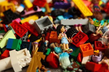 Renkli plastik lego oyuncak tuğlaları yığınına yakın çekim. Seçici odak.