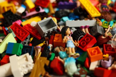 Renkli plastik lego oyuncak tuğlaları yığınına yakın çekim. Seçici odak.