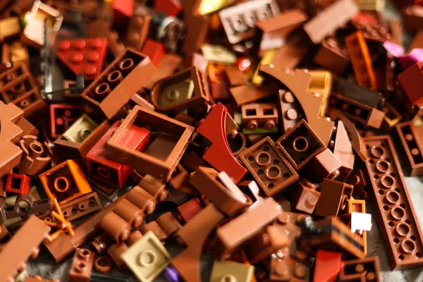 Bir yığın kahverengi lego tuğlası.