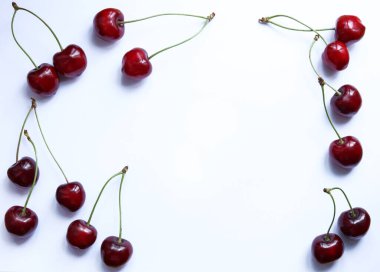 Beyaz arka planda kirazlar. Metin için alanı kopyala.